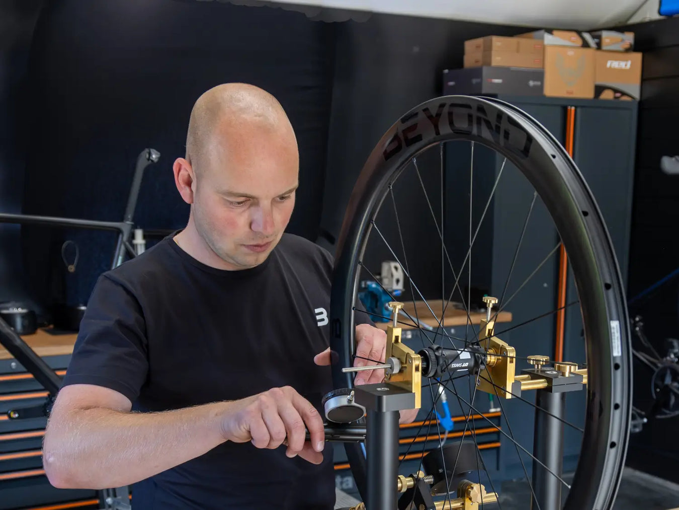 Rik richt een handgespaakt wiel uit in de richtbank